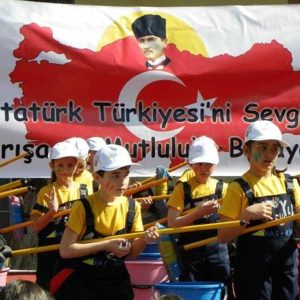 23 Nisan Boyacılar Müzikali - 23.04.2011 Mehmet Akif Ersoy İlkokulunda 23 Nisan Ulusal Egemenlik ve Çocuk Bayramı kutlamalarında destek vererek öğrencilerle birlikte boyacılar müzikali düzenledik.